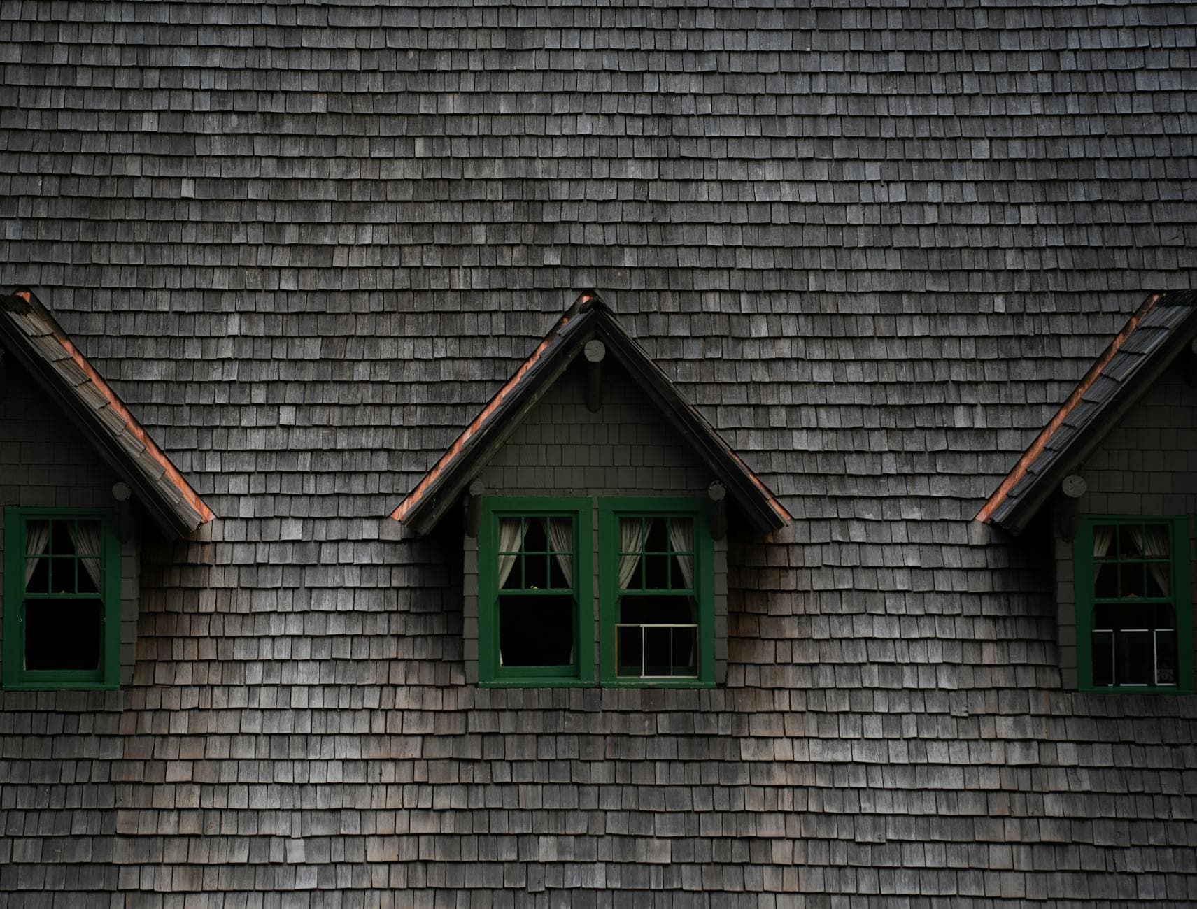 Side-by-side homes with light and dark colored roof shingles in Kansas